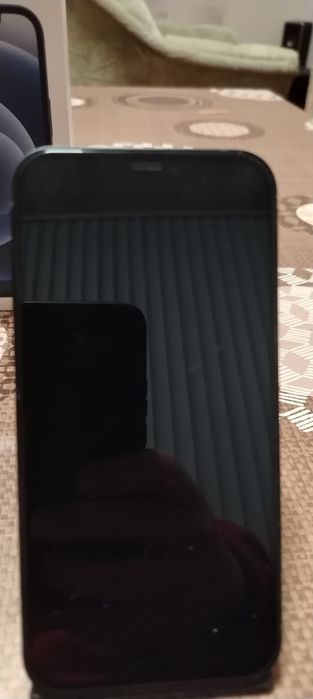 Продавам iPhone 12