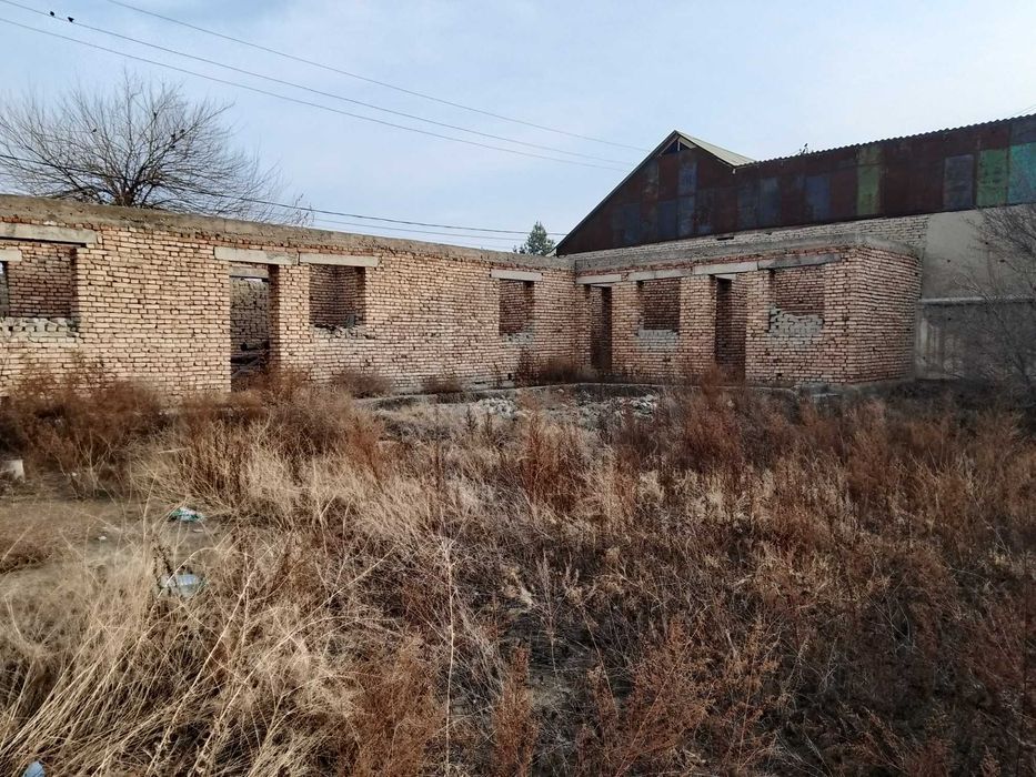 8 sotix qurilishi tugallanmagan uy sotiladi