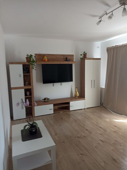 Apartament cu 3 camere de închiriat