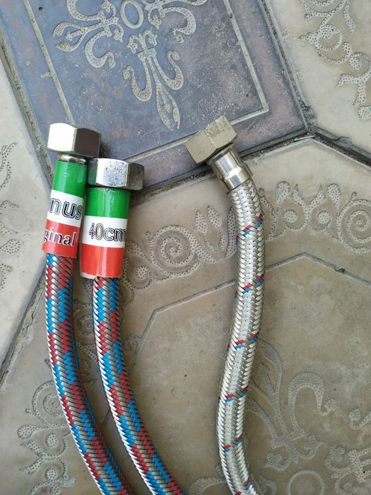 Сантехника: шланги в оплётке, хомуты,  крепление для стеклянной полки