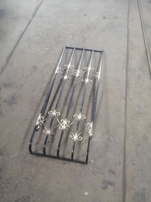 Решётки, оградки.