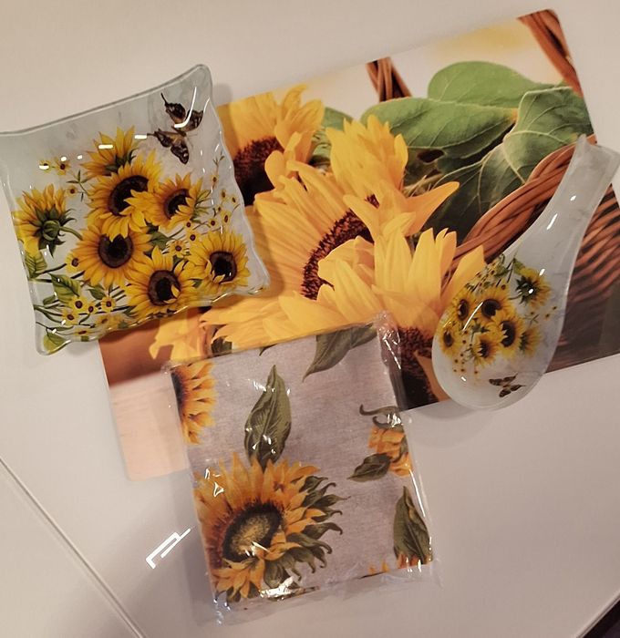 Каре за маса,чиния,стъклена лъжица и две подложки