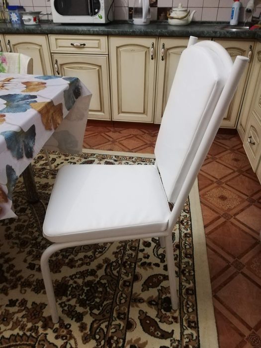 Продам стулья белые в отличном состояний