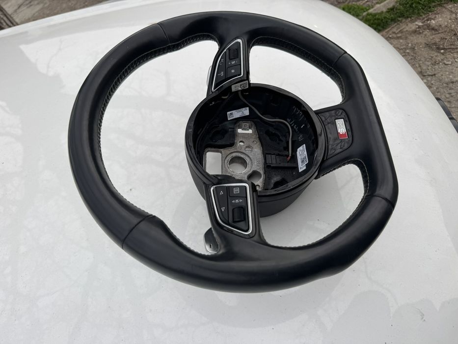 Оригинален мулти  волан със пера на Ауди S3