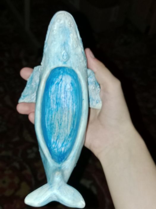 Фигурка кита с отверстием