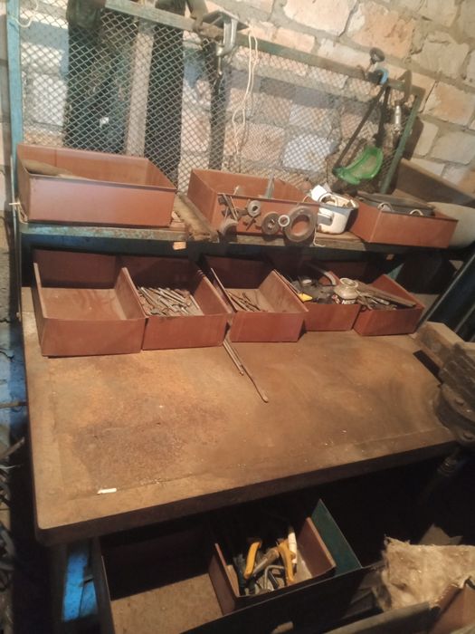 Слесарный стол. С тисками