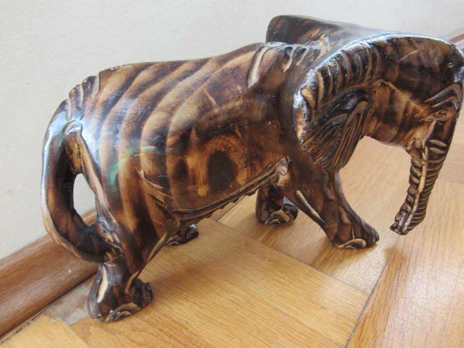 Слон -дървена фигура от махагон, Етиопия