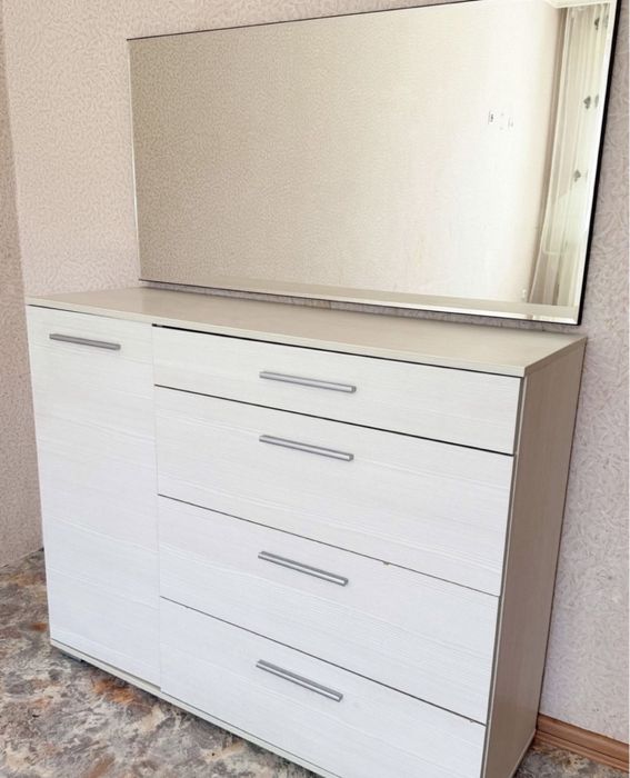 комод с зеркалом