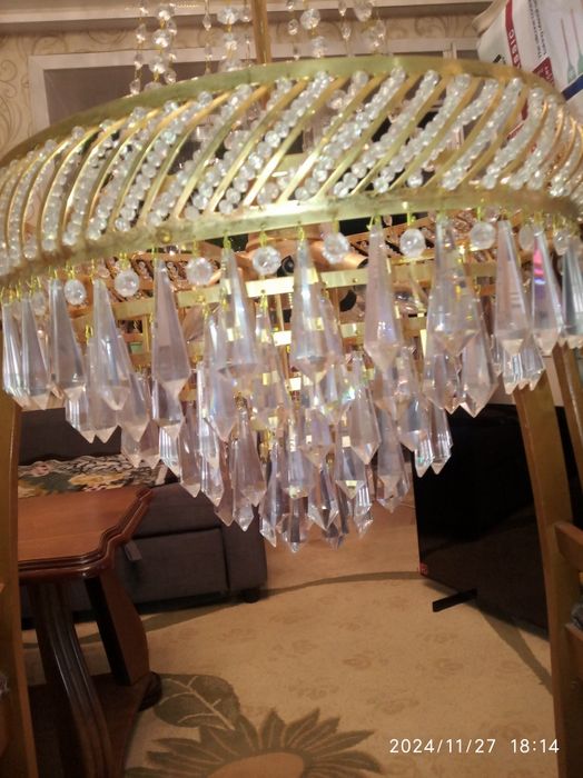 Продам люстру  диаметр 50см высота 75