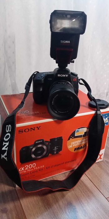 Aparat foto Sony și DVD player portabil LG