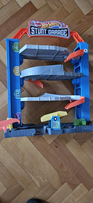 Pista hot wheels stunt garage