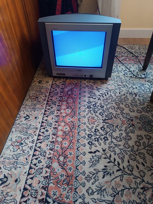 Телевизор SAMSUNG PLANO и стойка за стена