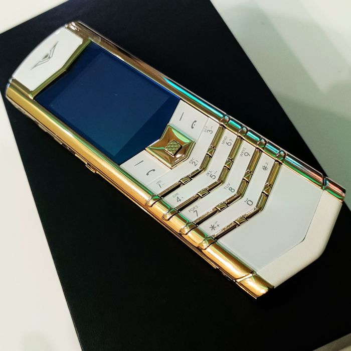 Телефон VERTU луксозен мобилен телефон Верту Vertu Signature