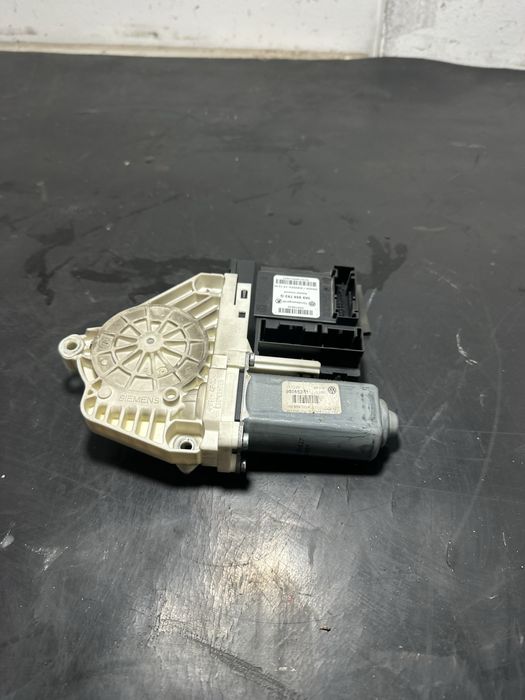 Motoras macara geam dreapta fata Volkswagen Vw Passat B6 1K0959793G