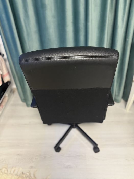 Scaun birou managerial, piele ecologică, confortabil – stare bună