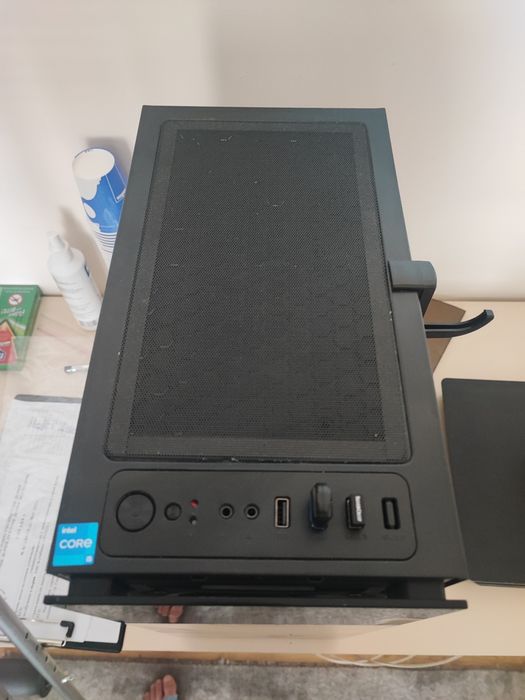 Настолен компютър с монитор, мишка и клавиатура