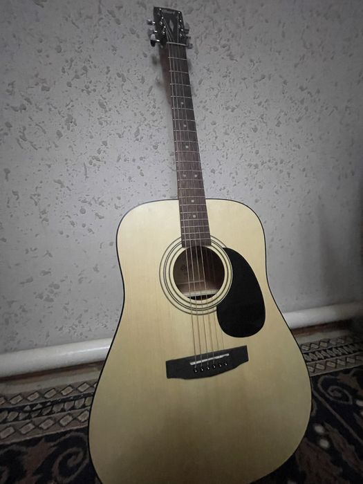 Gitara sotiladi Model original CORT