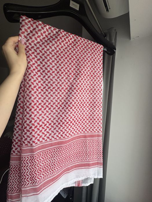 Esarfa suvenir - Ghutra - de pus pe cap in Emitatele Arabe