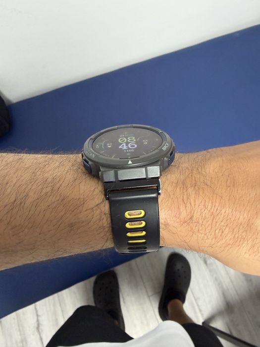 Amazit Active Edge 3 ceasuri disponibile fiecare se vinde cu 200 de lei.