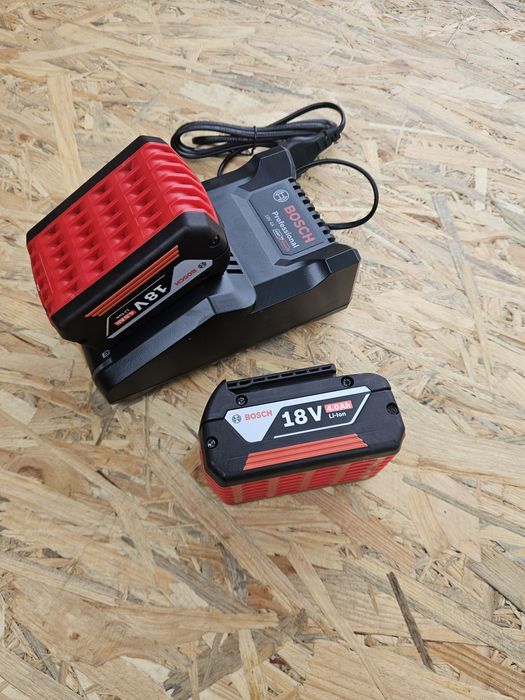 Bosch Set 2 acumulatori 18v + incarcator