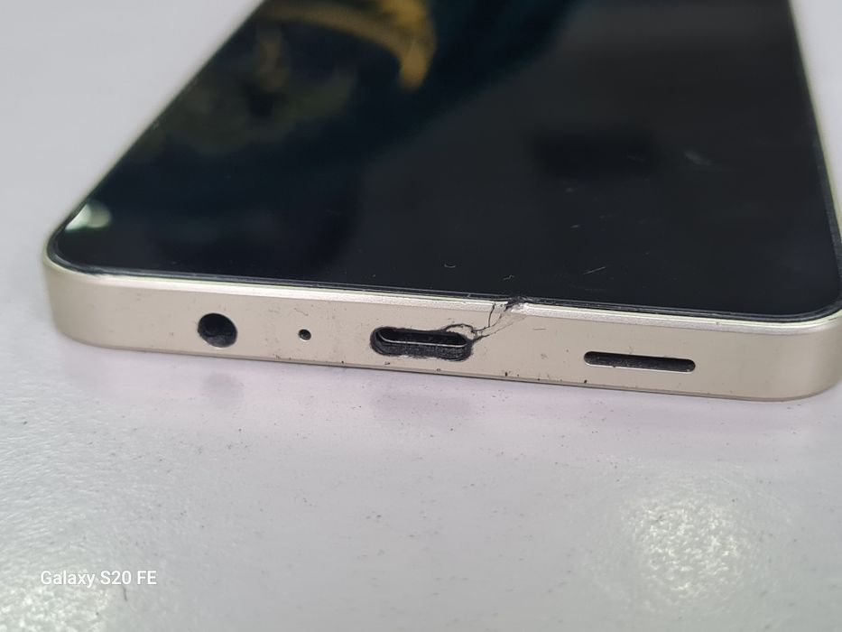 Samsung  a06 с небольшим сколом