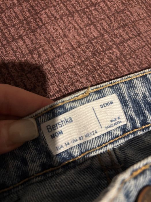 Скъсани дамски дънки