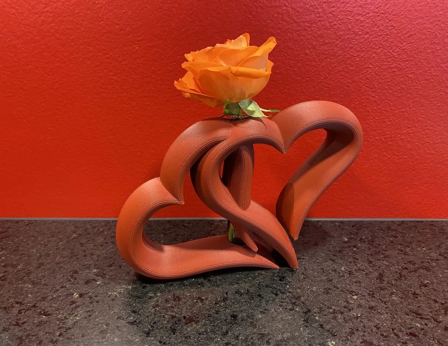 Подарък за 14 февруари, стойка за цвете във формата на преплетени сърц