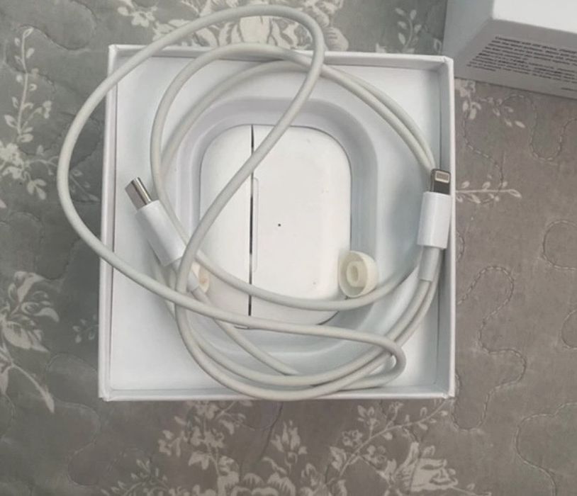 Casti AirPods functioneaza foarte bine