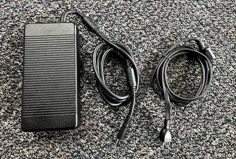 Dell Alienware Precision OEM Зарядно Power Adapter Charger 330W GT1CX DA330PM190