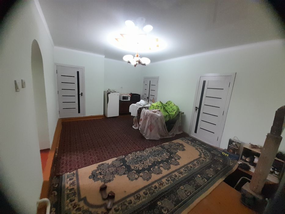 Двухэтажный дом с садом