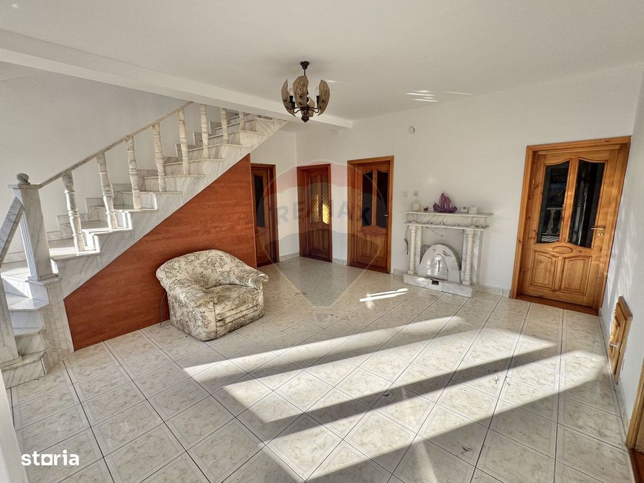 Casă / Vilă cu 6 camere de închiriat în zona Iosia