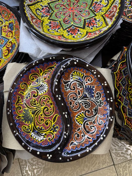 Qo‘lda ishlangan sopol lagan – milliy naqshlarda