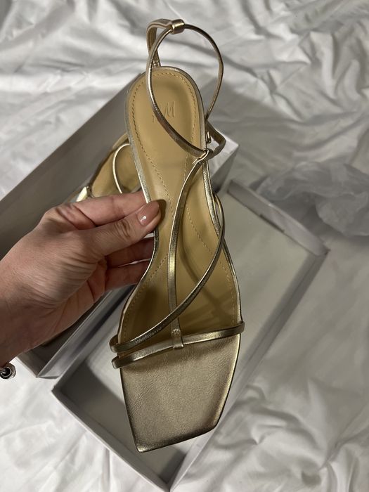 Златисти обувки на ток