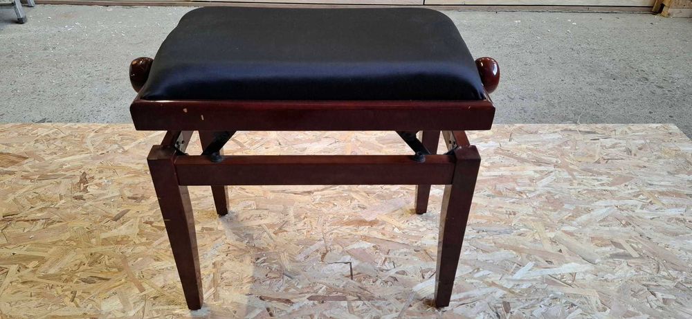 Pianina Yamaha Arius YDP-140 (88 clape) + scaun pian cu reglare inaltime.