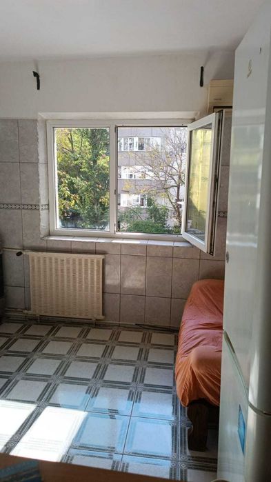 Particular inchiriez apartament 3 camere