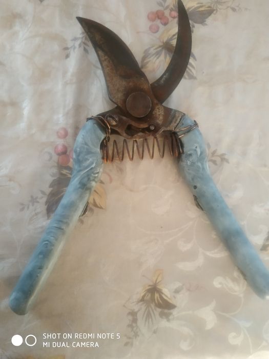 Продам секатор и лопатку