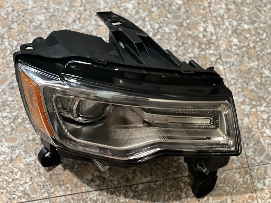 Десен фар Grand Cherokee wk2 2014-2021