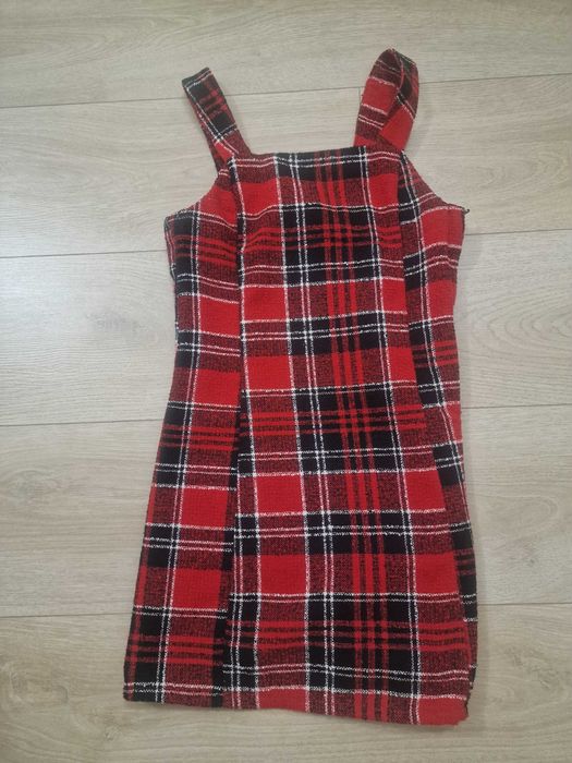 Vand rochie alba fete potrivita pentru 7-8 ani