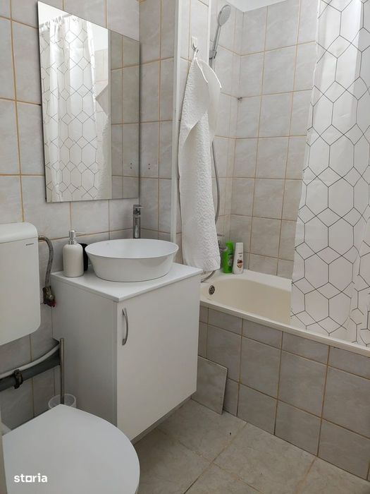 Garsonieră spațioasă cu bucătărie separată