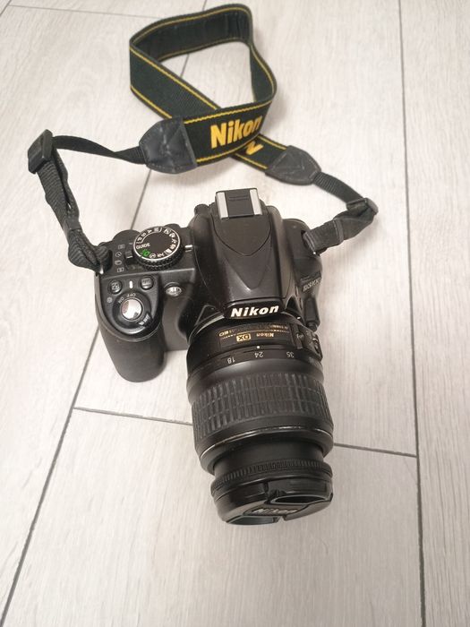 Vând Nikon d3100, defect pentru piese, nu are acumulator!!