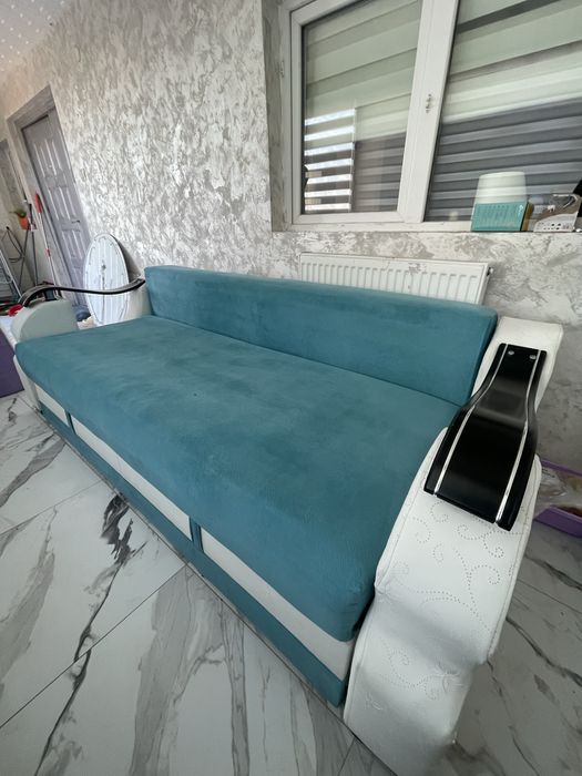 Vând canapea extensibilă 3 locuri, material velvet verde.