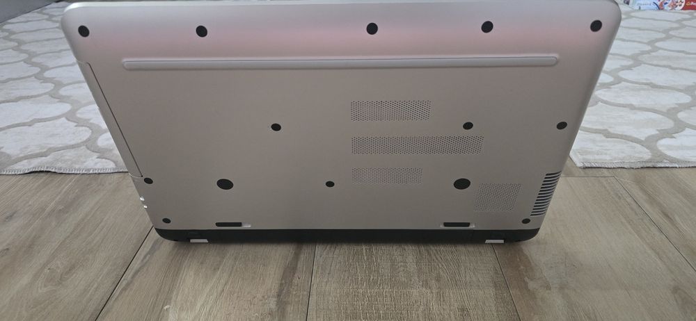 HP pavilion 17.3", i56200U, SSD