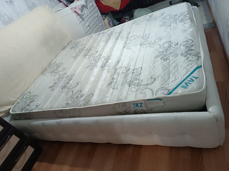 Продам кровать с матрасом