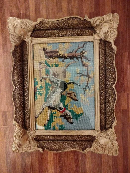 Tablou vechi cusut manual pe etamină