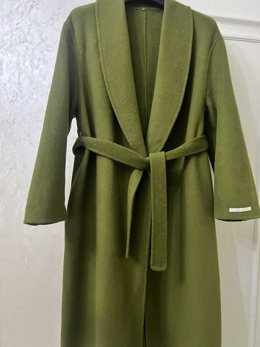 Женское пальто, оливкого цвета.
