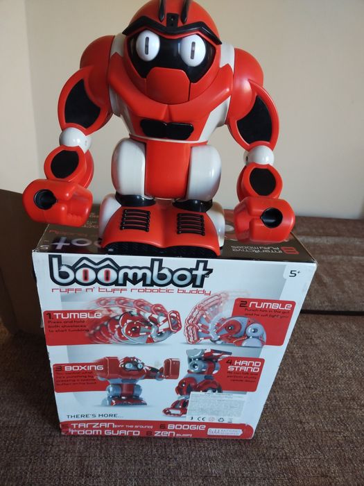 Робот Boombot, изпълнява много функции.