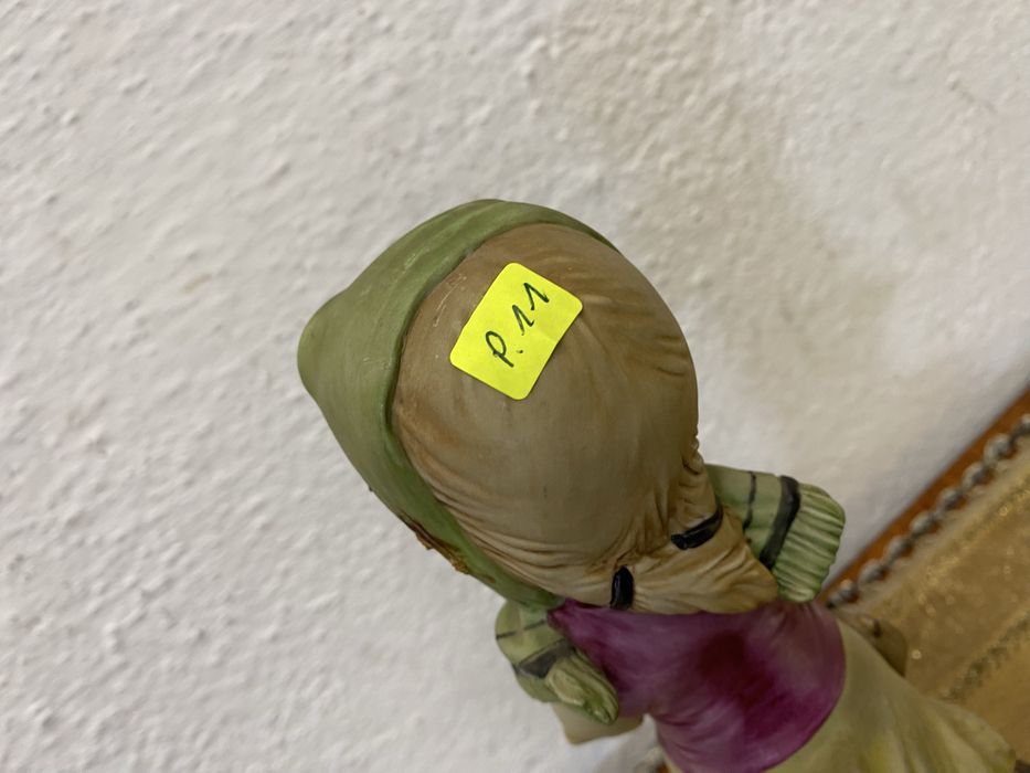 Стара италианска фигура от порцелан .