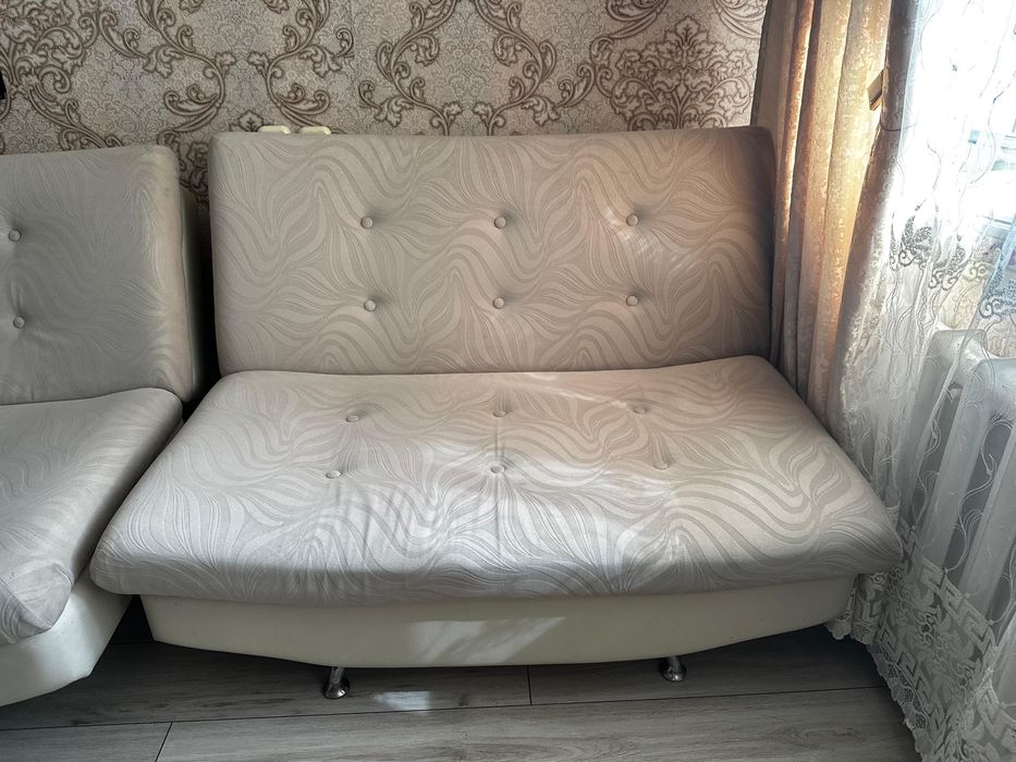 Продаю диван в хорошем состояний. 2+1