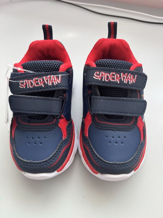 Adidasi cu lumini marimea 21