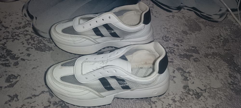 Кроссовки женские